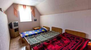 Гостиница Sudak International Hostel Судак Кровать в общем номере для мужчин и женщин с 3 кроватями-1